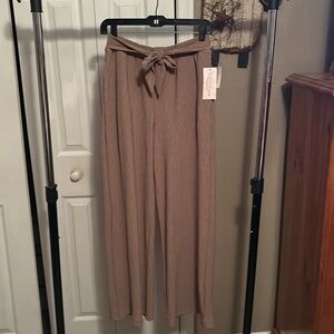 Express Women’s Textured Knit Pant/ Never Worn/ Size Small/ Taupe Colored
